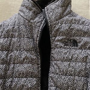 Reversible girls north face coat. In new condition! Super warm and cute